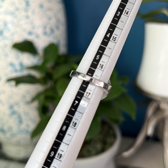 925 Sterling Silver Ring - Picture 3 of 7